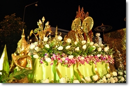 Festlich geschm�ckter Wagen zum Blumenfestival